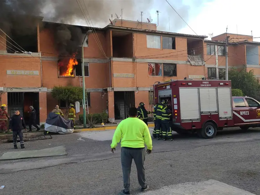 Más de 10 lesionados por explosión e incendio en unidad habitacional de Edomex