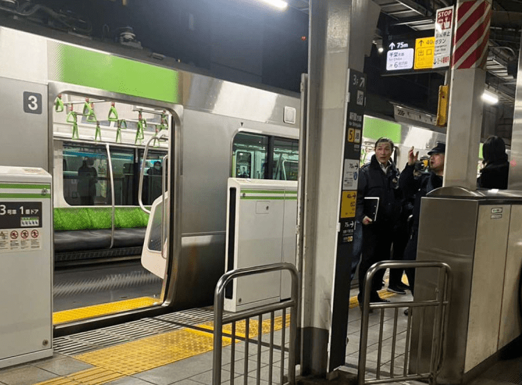 Mujer acuchilla a 4 personas en tren de Japón