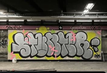 Vandalizan estación Juan Acatlán, aprovechando cierre