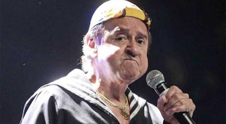 ‘Kiko’ a punto de caer al entrar a escenario