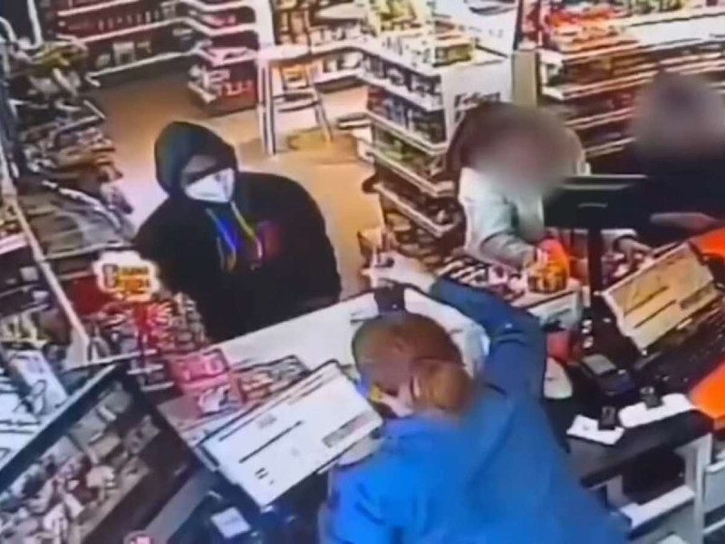 Ladrón insiste en pagar un refresco en la gasolinera que asaltó