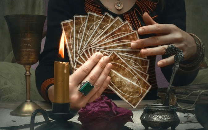 Mujer hereda a médium que la conectó con su difunto esposo