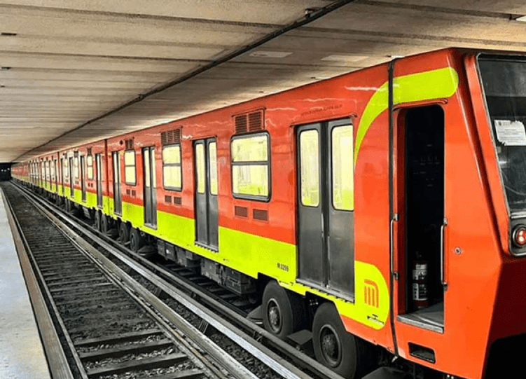 Persona se lanza a las vías del Metro, en estación de línea 3
