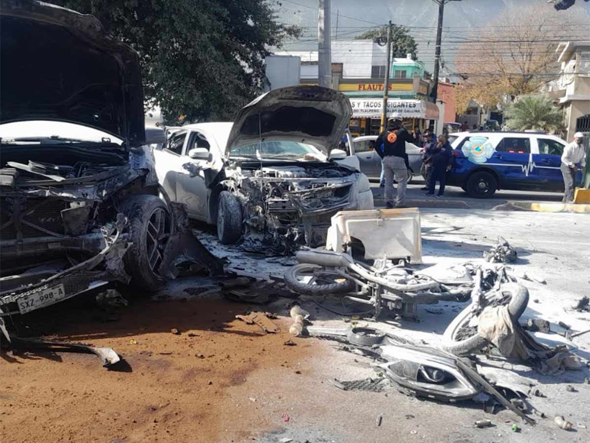 Carambola en Nuevo León; motociclista termina envuelto en llamas