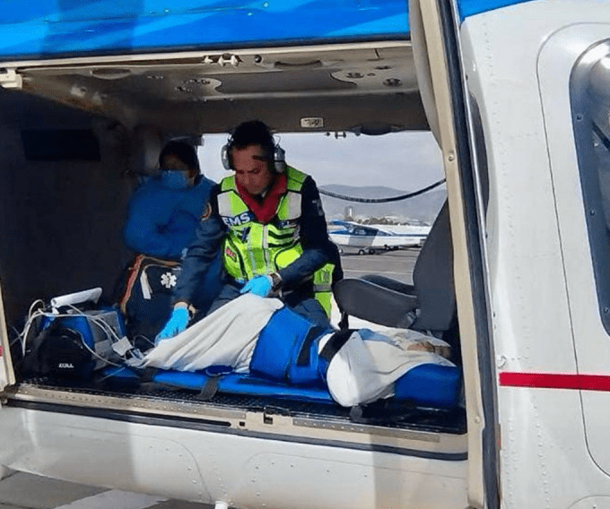 Olla de agua hirviendo cae sobre niño