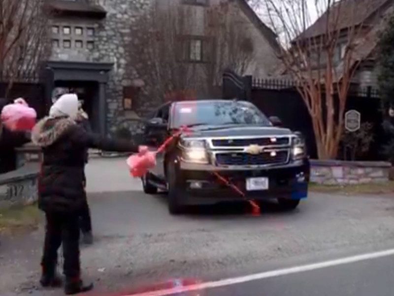Activistas arrojan pintura roja al auto de Antony Blinken