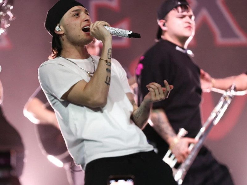 En medio de concierto, Peso Pluma comparte mensaje de amor