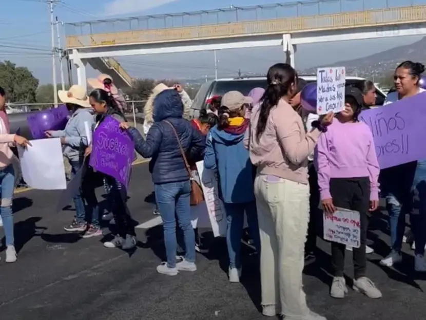 En Hidalgo, bloquean carretera por muerte de niña de 10 años