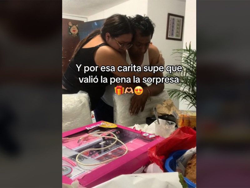 Señor de 50 años, rompe en llanto al leer carta que le envió Santa Claus