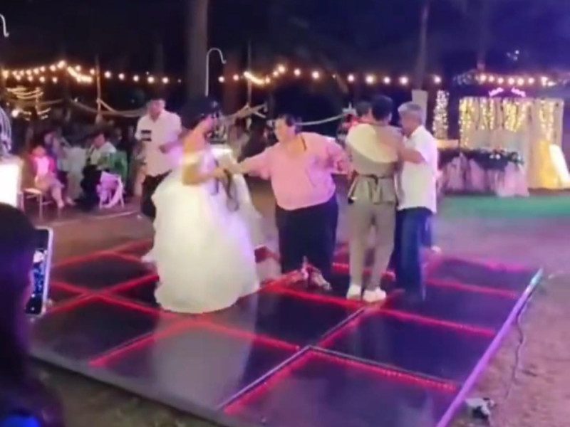 Suegra arma escándalo a nuera en plena boda