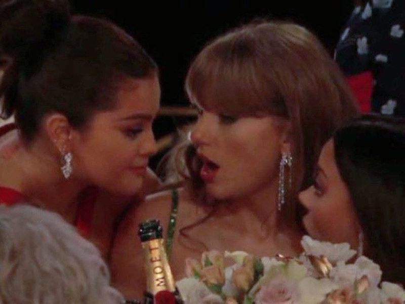 Taylor Swift y Selena Gómez se vuelven virales por chisme en Globos de Oro
