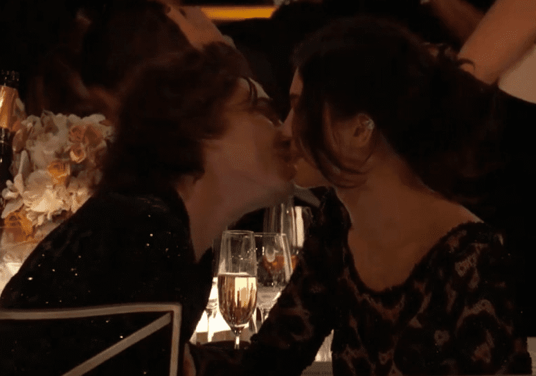 Timothée Chalamet y Kylie Jenner confirman romance con beso en Globos de Oro