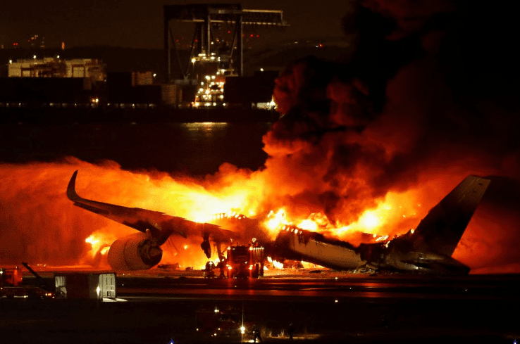 Chocan dos aviones en aeropuerto de Tokio