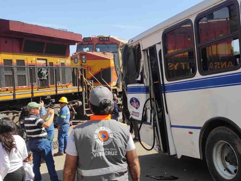 Un conductor de autobús intenta ganarle el paso al tren y es arrollado