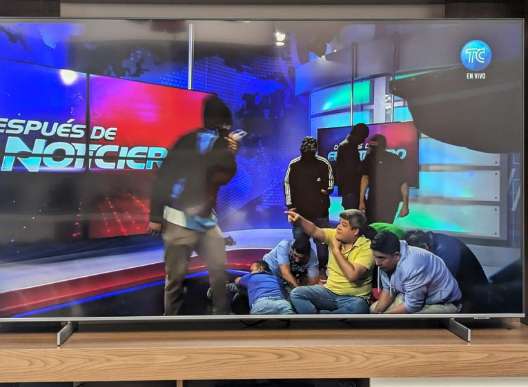 Delincuentes secuestran a periodistas en vivo en estudio de TV