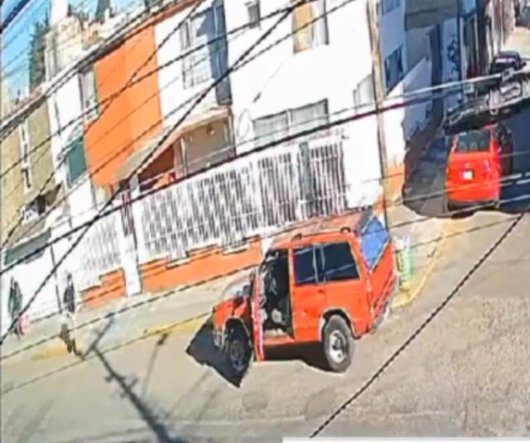 Buscan a hombre que bajo de auto y nalgueó a mujer