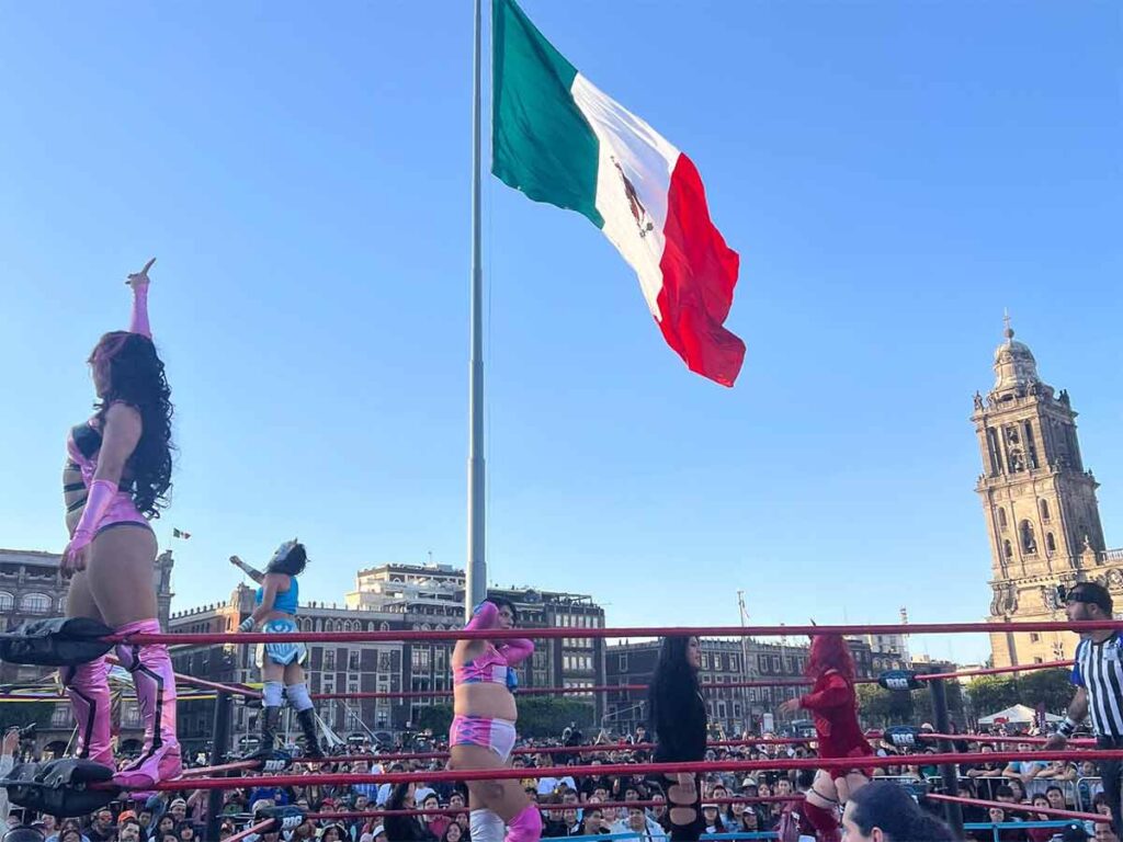 Zócalo de la CDMX se convierte en un gran cuadrilátero de lucha libre