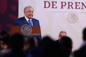 AMLO buscará modificar la legislación eléctrica tras fallo adverso de la Corte