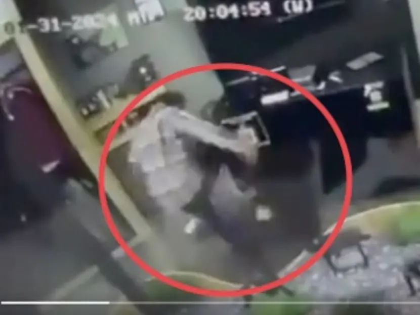 Hombre ataca brutalmente a empleada de tienda deportiva en Satélite