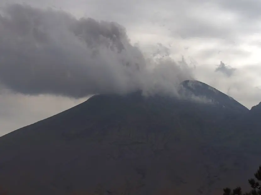 El Popocatépetl inicia el mes con actividad volcánica