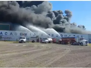 Persisten labores para extinguir incendio en San Nicolás de los Garza