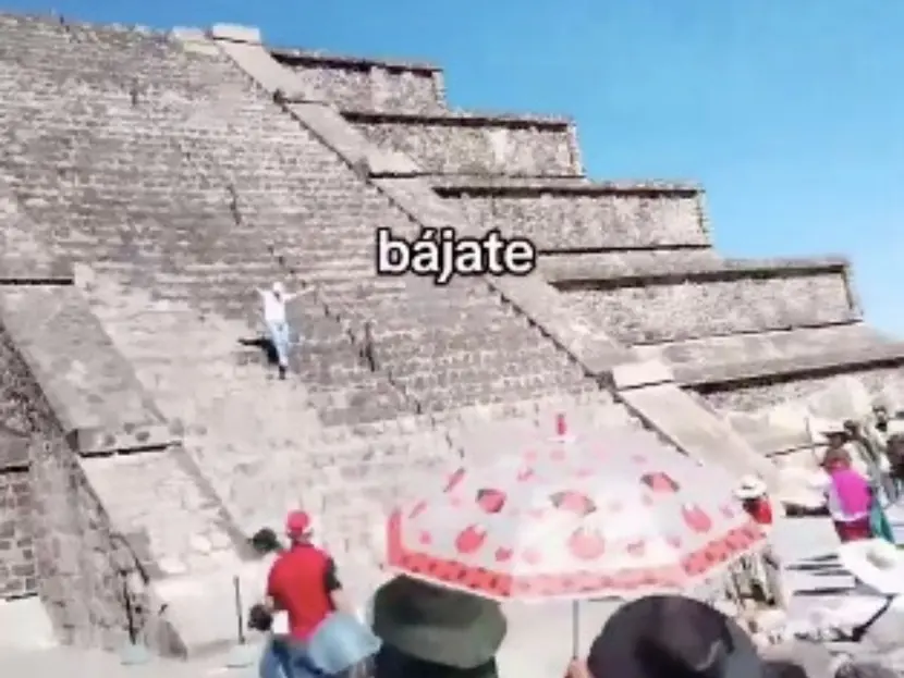 Reprueban actitud de turista tras escalar Pirámide en Teotihuacán