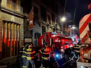 Tras tres horas de esfuerzos, logran contener incendio en el Centro de la CDMX