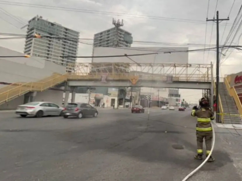 Incendio en cableado cierra carretera en Monterrey