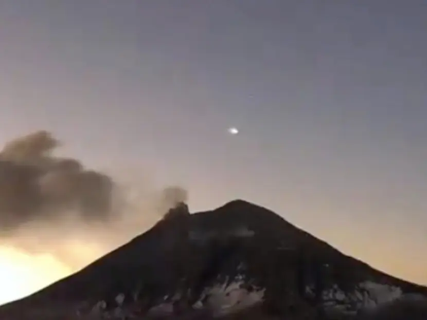 Misteriosa luz sobre el Popocatépetl