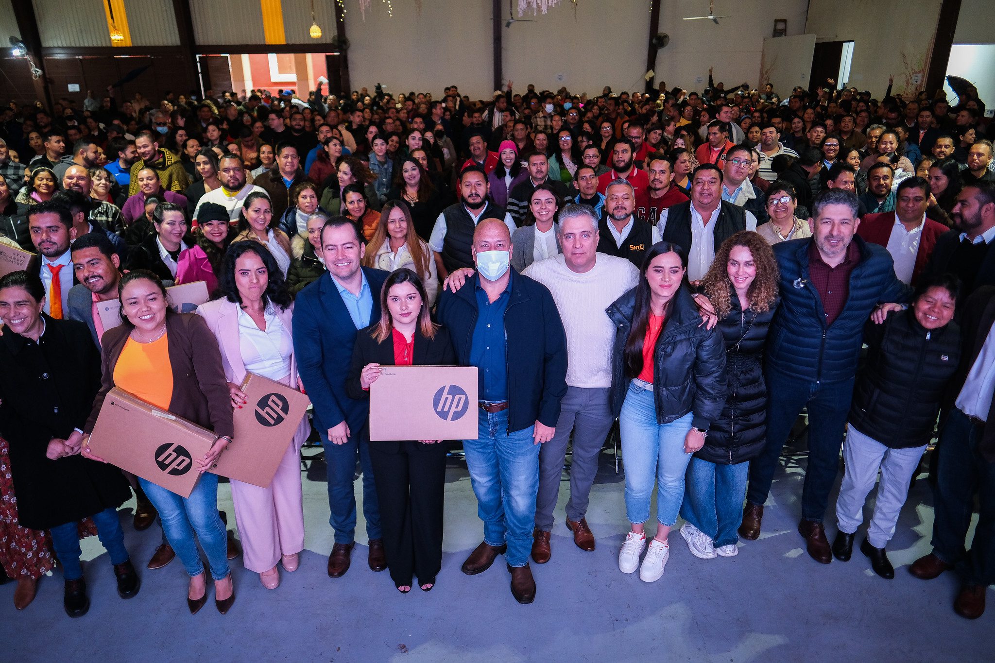 Entrega Enrique Alfaro computadoras a docentes de primaria de la Región Sureste