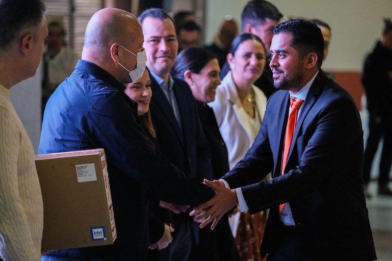 Entrega Enrique Alfaro computadoras a docentes de primaria de la Región Sureste