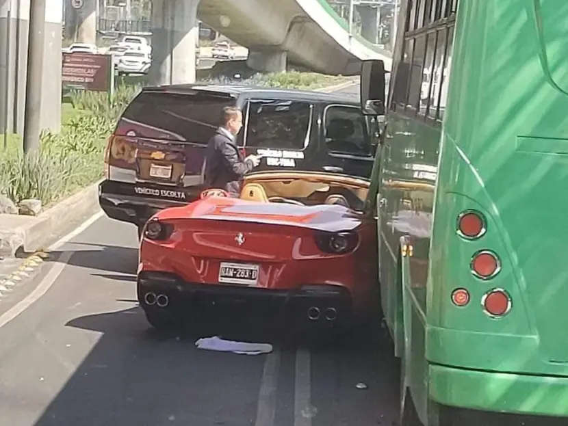 Auto de lujo, choca contra transporte público en Periférico