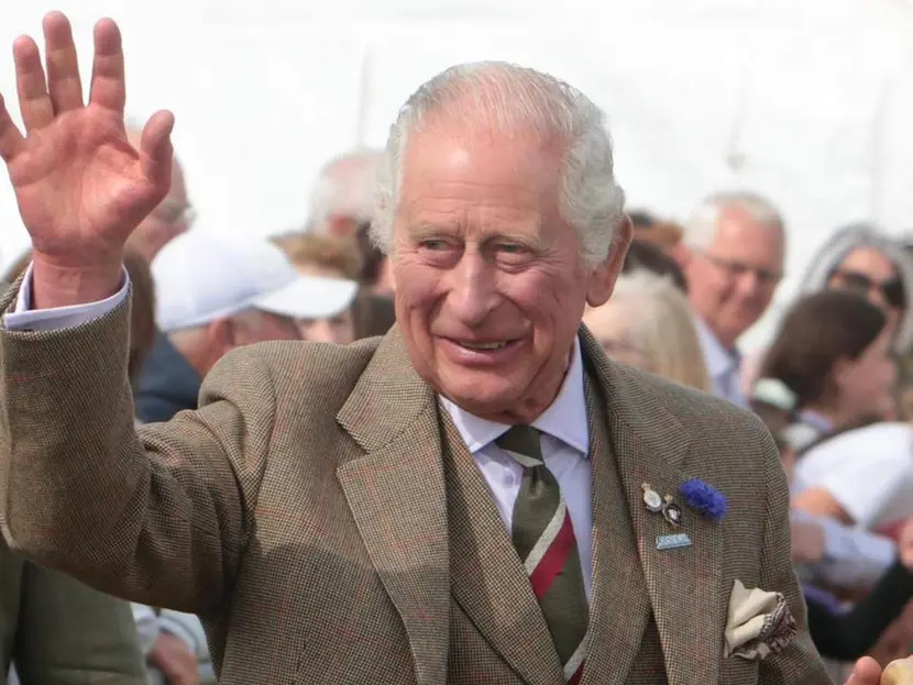 Rey Carlos III padece cáncer; suspende apariciones públicas