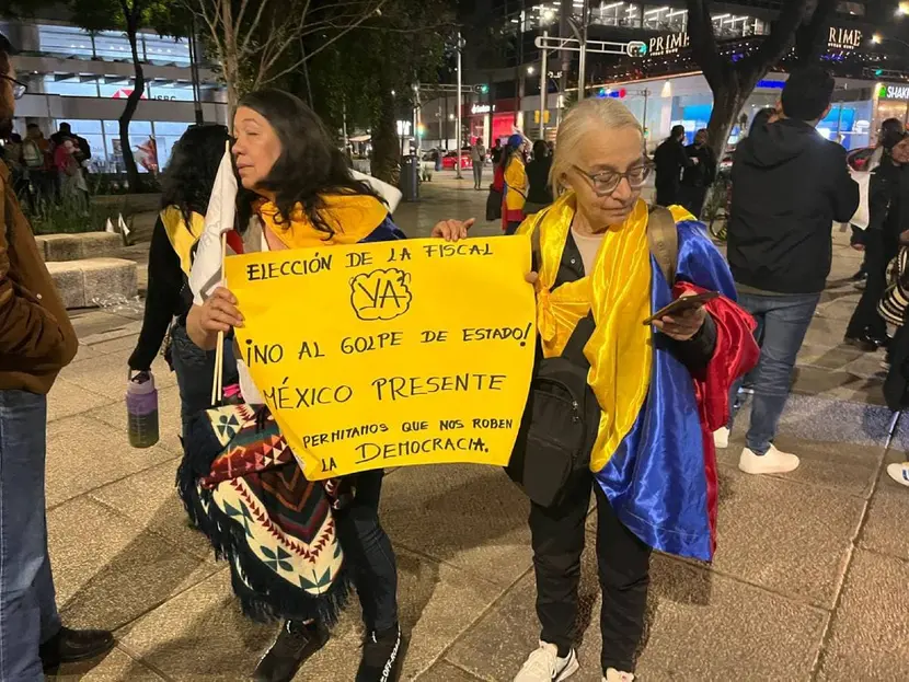 Ciudadanos colombianos protestan en el Ángel de la Independencia