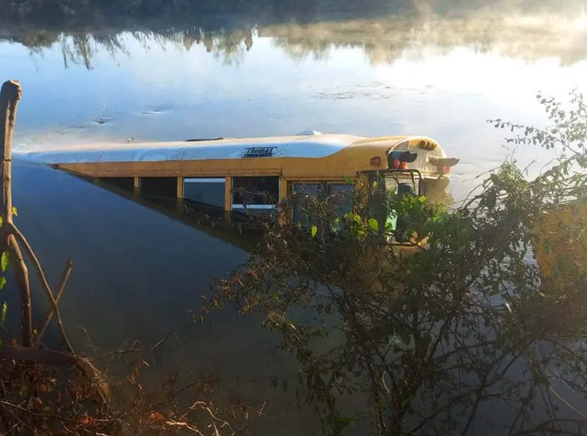 Camión con 21 jornaleros se accidenta en un canal de riego en Sonora