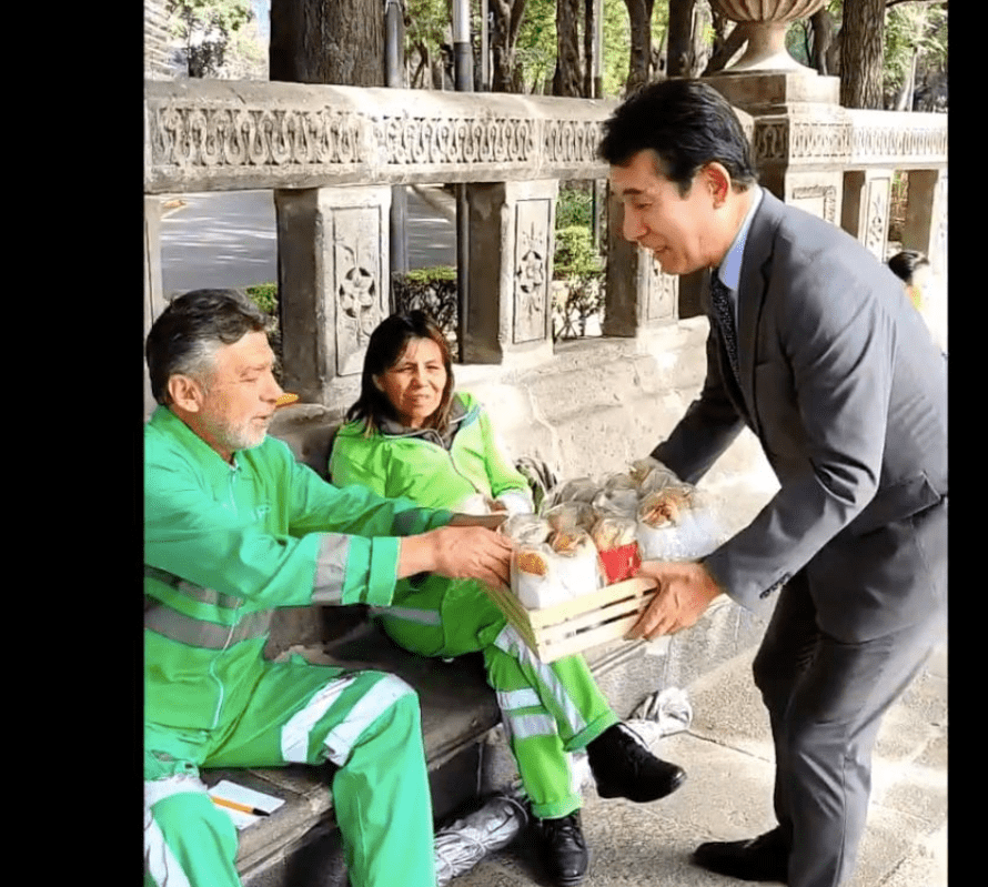 Cumpliendo con la tradición, el embajador de Japón salió a repartir tamales