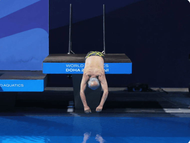 ¡A sus 100 años se echa un clavado y recibe medalla en Doha 2024!