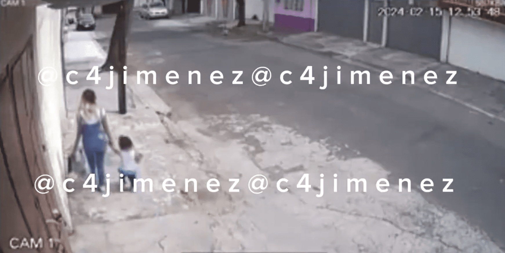 En la CDMX, una mujer abandona a su hija de 2 años en calle