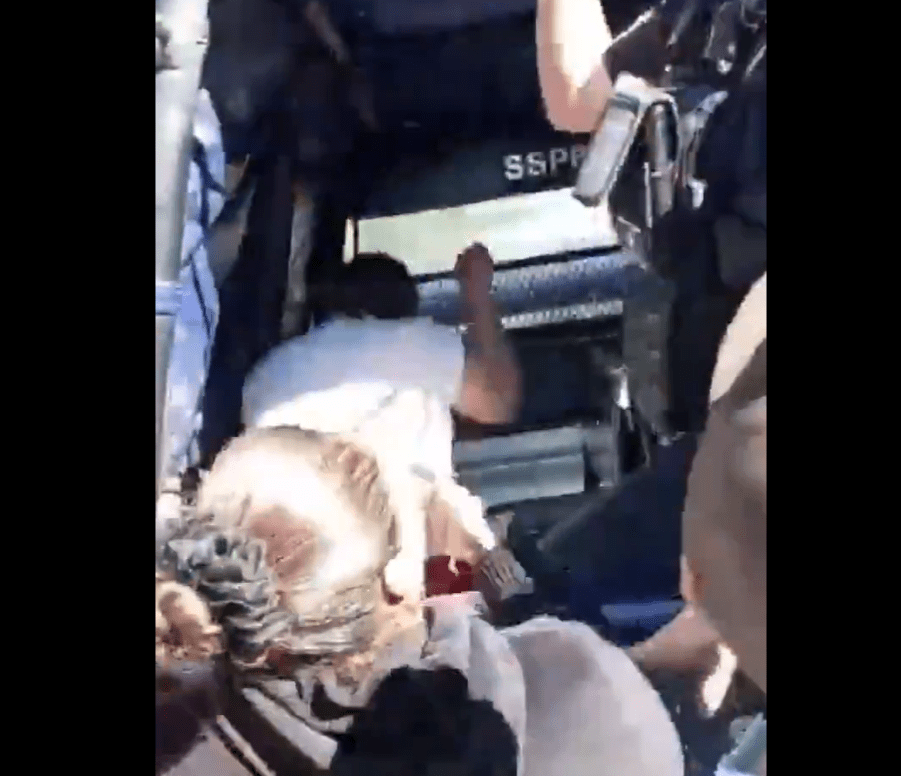 Policías permiten a la madre de una víctima golpear a la presunta homicida