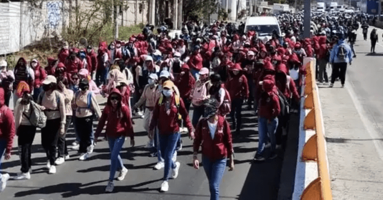 Normalistas realizan bloqueo en la Autopista del Sol