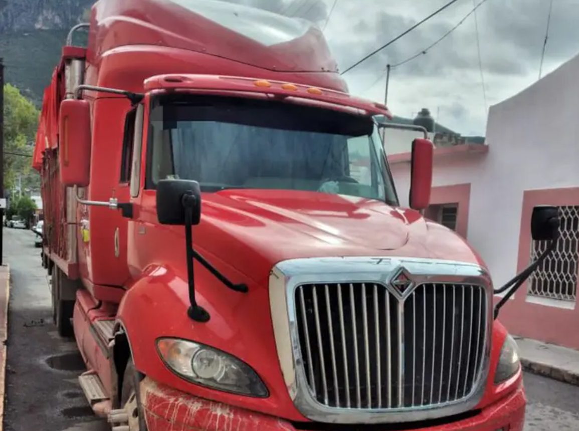 Condenan a 12 años a conductores de tráilers por transportar migrantes