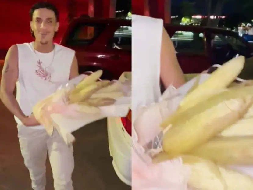 Joven regala ramo de elotes a su mejor amiga