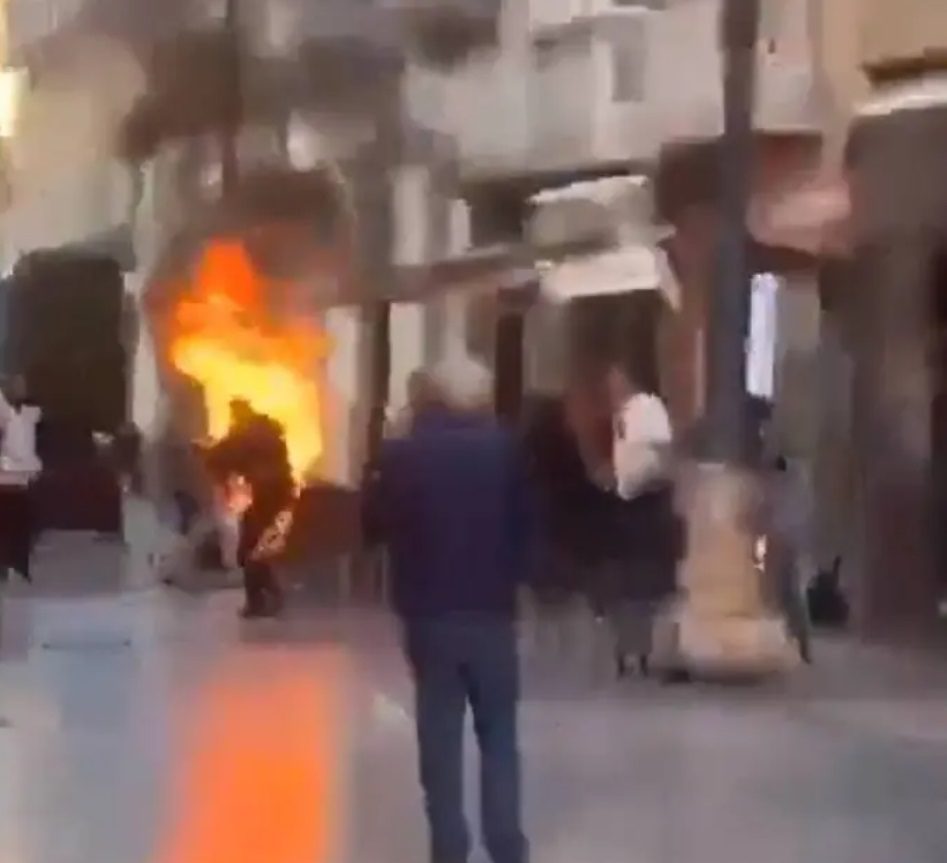 Hombre imita a monje budista y se prende fuego en Cartagena