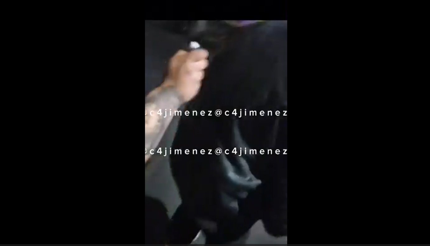 Hombre sin escrúpulos disfruta incendiando indigentes en la calle