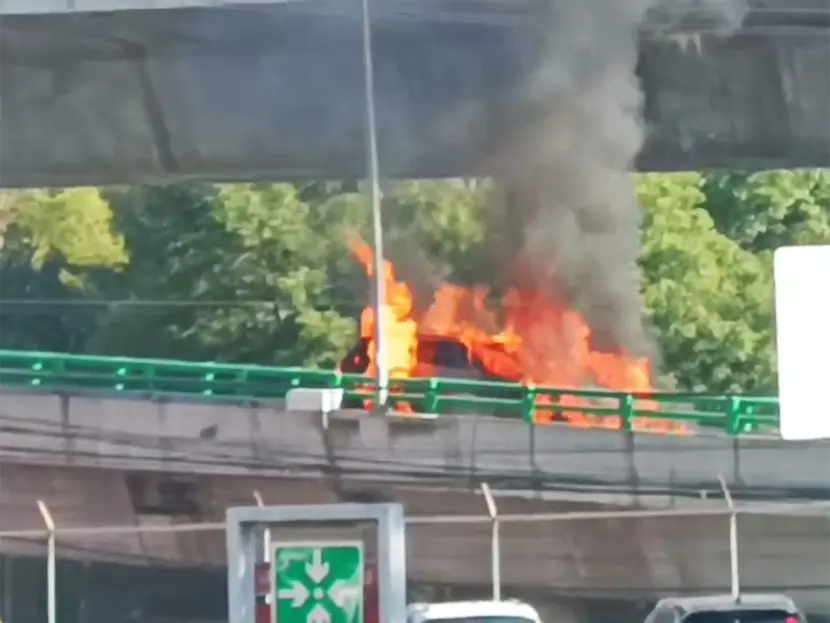  Incendio de un vehículo en Periférico CDMX