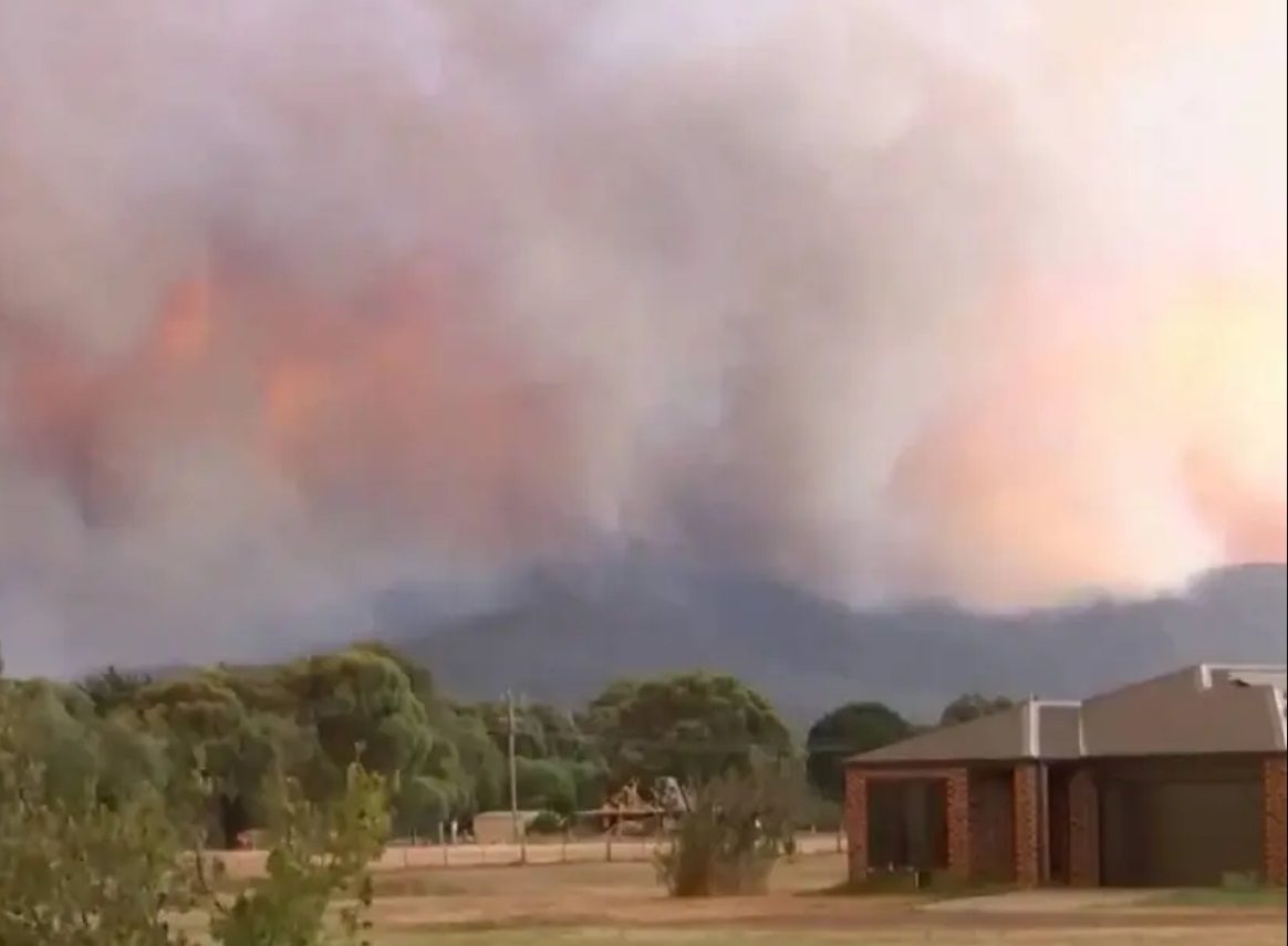 Incendio en Australia arrasa 10 mil hectáreas y obliga a miles a evacuar