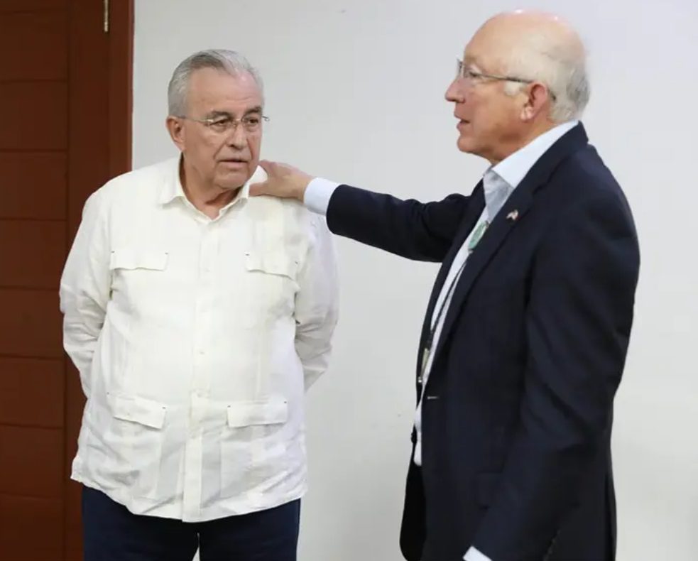 Ken Salazar: ‘Decían que no debía pasar la noche en Culiacán, me quedé y me siento muy seguro’