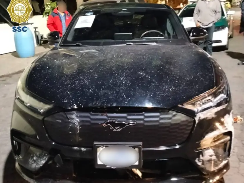 Ladrón roba Mustang, estrellándolo contra el cristal de agencia