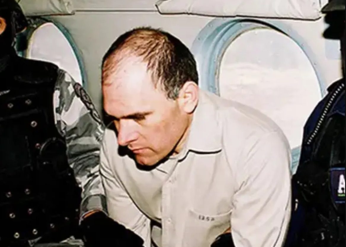 Juez ampara a Osiel Cárdenas por posesión de armas