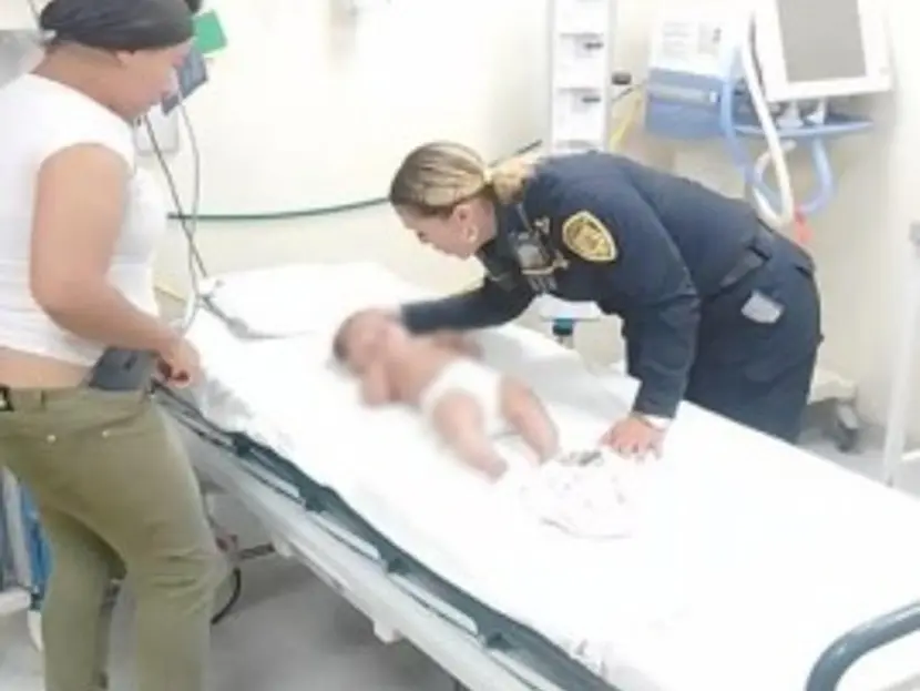 Mujer rescata a bebé; le da primeros auxilios